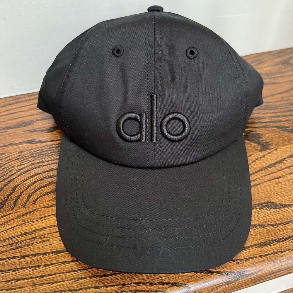Alo bqlck on black cap